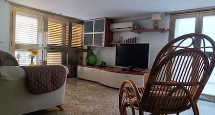 Casa Giulia. Nur 150 m vom Strand und der Lage am Meer von Montalbano entfernt