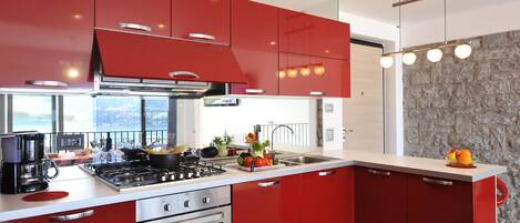 Refrigerador, microondas, horno, placa de cocina