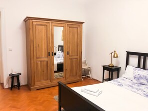 1 chambre, coffres-forts dans les chambres, fer et planche à repasser