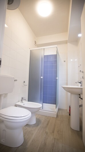Doccia, asciugacapelli, bidet, asciugamani