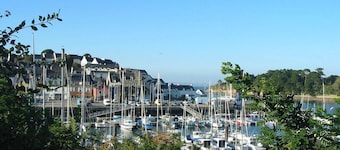 TREBOUL  appart. R. de C. dans maison de caractère à 30 m. port de plaisance