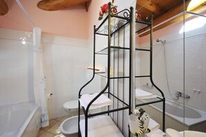 Duschwanne, Haartrockner, Bidet, Handtücher