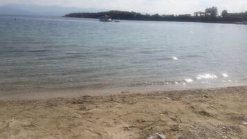 Una spiaggia nelle vicinanze