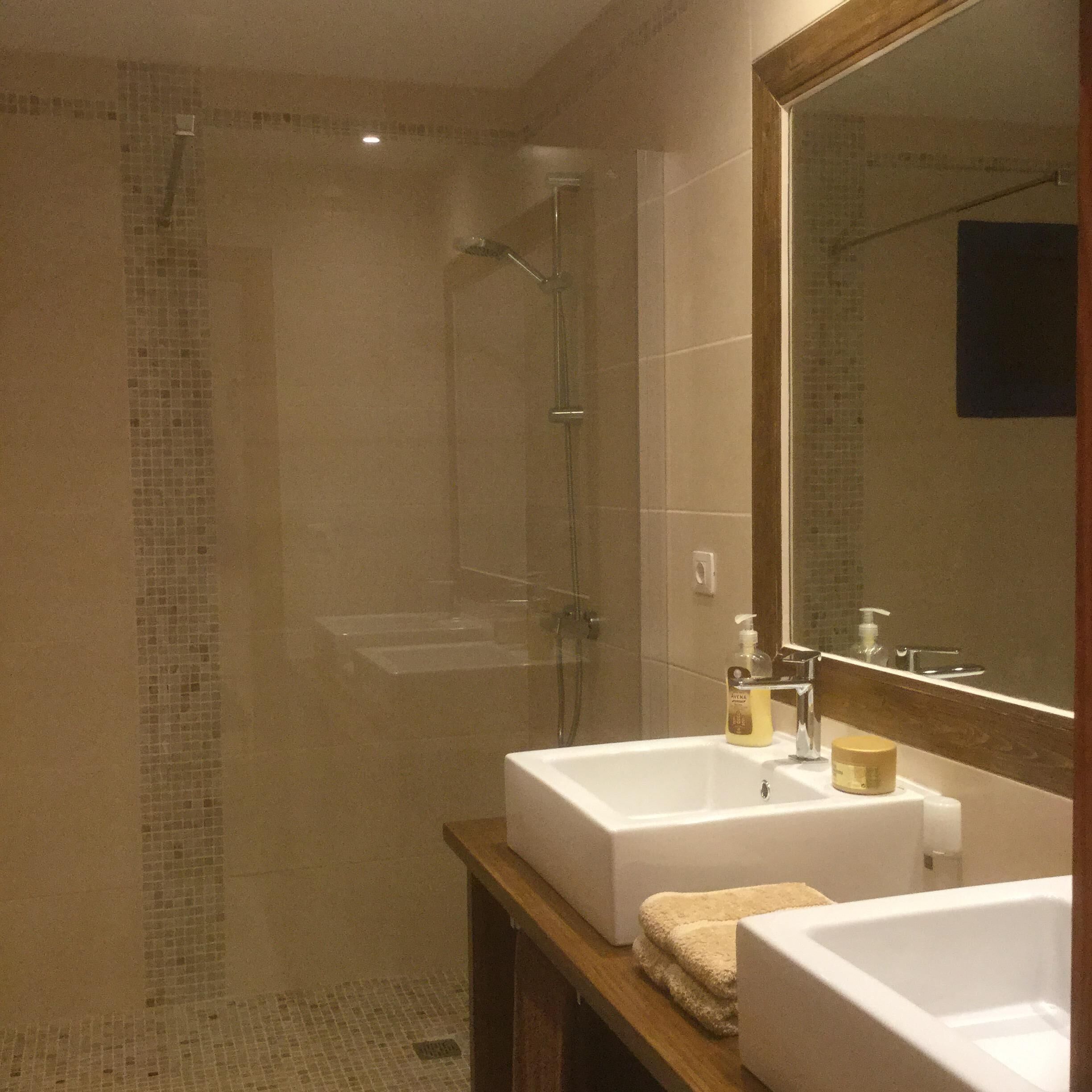 Douche, sèche-cheveux, serviettes fournies, savon