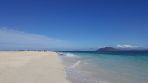 Playa en los alrededores y camastros