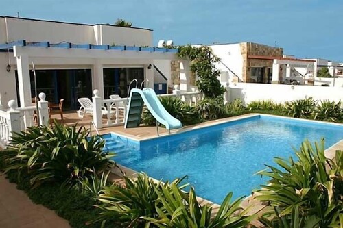 Luxury Villa - Private Heated Pool - Wi-Fi- 25 metres to Beach - CASA ELENA