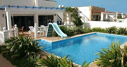 Luxury Villa - Private Heated Pool - Wi-Fi- 25 metres to Beach - CASA ELENA