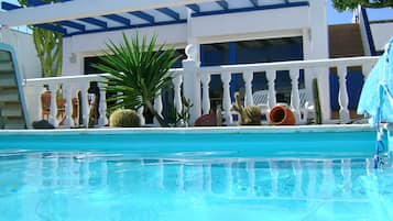 Een buitenzwembad en een verwarmd zwembad