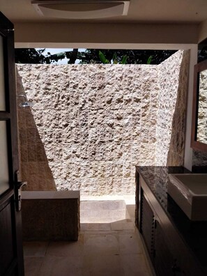 Combined shower/tub, hair dryer, towels