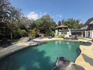 Outdoor pool - Fabulous villa right on the beach with large pool, tropical garden & staff (Dencarik/Lovina)