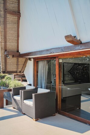 Terrace/patio - Fabulous villa right on the beach with large pool, tropical garden & staff (Dencarik/Lovina)