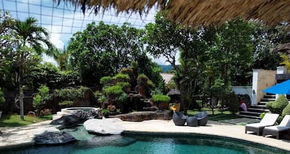Fabulosa villa en la playa con una gran piscina, jardín tropical y personal