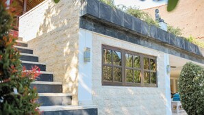A stone building with a window and a statue on the roof. - Fabulous villa right on the beach with large pool, tropical garden & staff (Dencarik/Lovina)