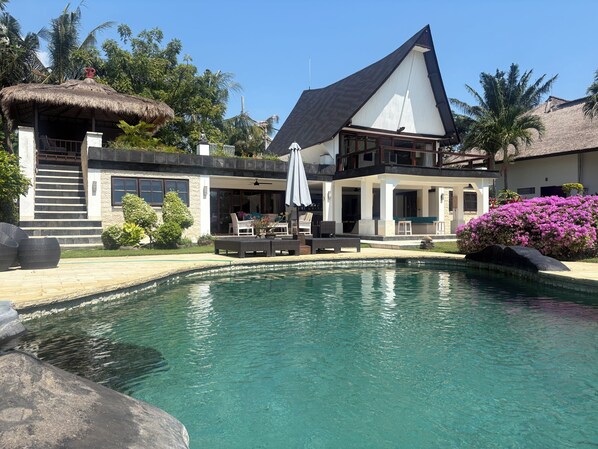 Outdoor pool - Fabulous villa right on the beach with large pool, tropical garden & staff (Dencarik/Lovina)