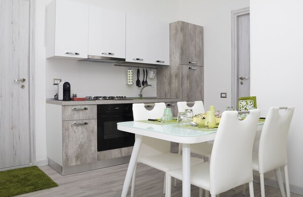 Fridge, oven, stovetop, coffee/tea maker