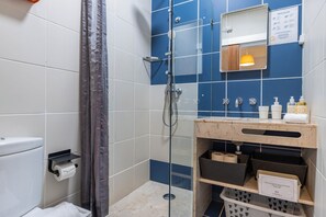 Douche, sèche-cheveux, serviettes fournies, savon