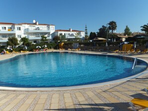 Una piscina cubierta, una piscina climatizada