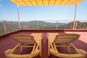 Terrace/patio - Fun and Frolic in Lloret del Mar 3.5km to beach! (Lloret de Mar)