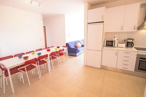 Køleskab, mikrobølgeovn, ovn, kaffe-/temaskine