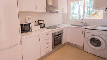 Réfrigérateur, micro-ondes, four, cafetiÚre/bouilloire