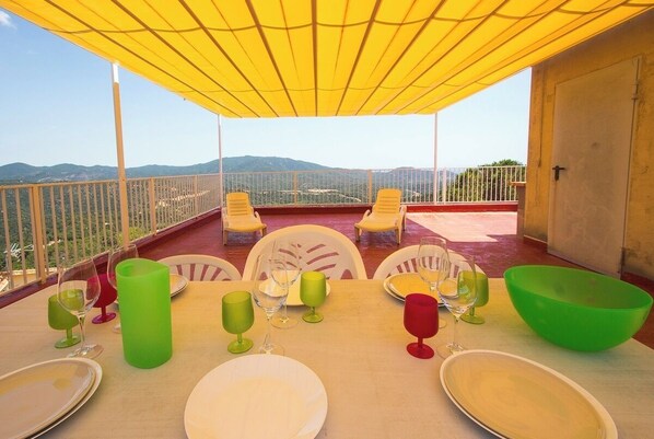 Outdoor dining - Fun and Frolic in Lloret del Mar 3.5km to beach! (Lloret de Mar)