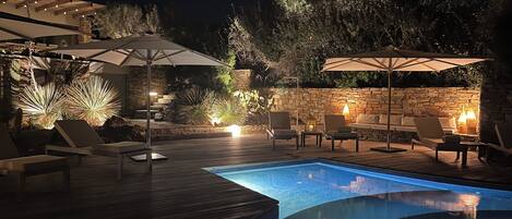 حمّام سباحة مُدفَّأ