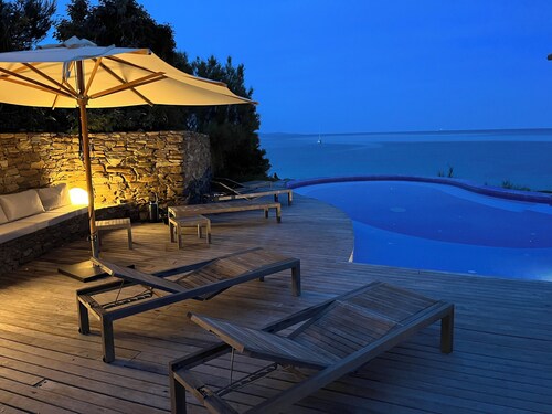 VILLA  BORD DE MER PIEDS DANS L'EAU DOMAINE PRIVE PISCINE  ET SPA