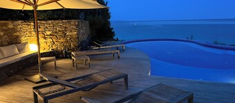 WATERFRONT VILLA PRIVATE ESTATE SWIMMING POOL AND SPA