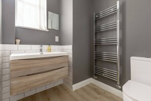 Bañera con ducha, secador de pelo, toallas