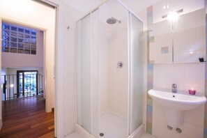 Douche, bidet, serviettes fournies