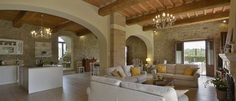 Smart TV, chimenea y tenis de mesa