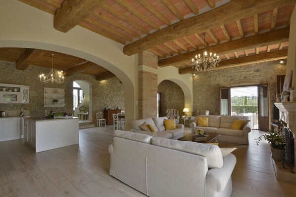 Smart TV, fireplace, ping pong