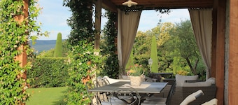 Fienile: luxury countryside villa, shared pool, ideal base to discover Tuscany