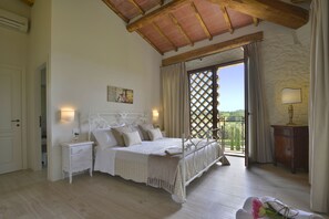5 bedrooms, iron/ironing board, travel cot, free WiFi - Fienile: luxury countryside villa, shared pool, ideal base to discover Tuscany (Siena)