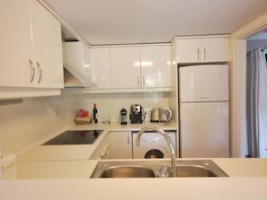 Een koelkast, een magnetron, een oven, een vaatwasser