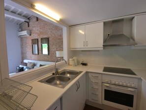 Een koelkast, een magnetron, een oven, een vaatwasser