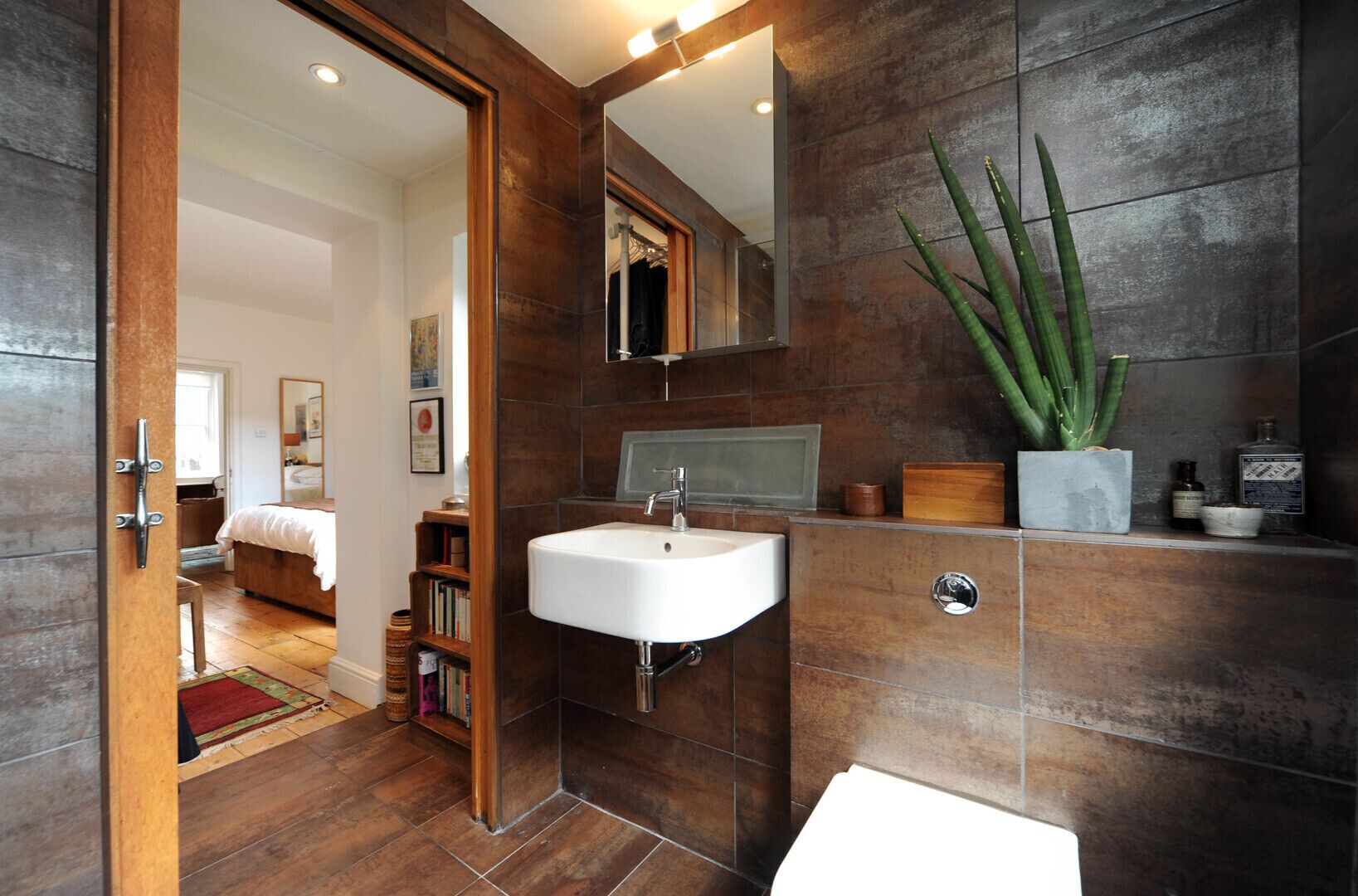 Shower, eco-friendly toiletries, towels