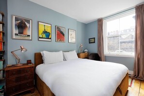 1 dormitori i roba de llit 