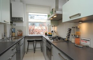 Køleskab, mikrobølgeovn, ovn, kogeplade