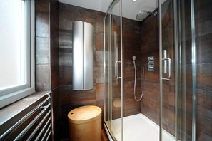 Douche, articles de toilette écologiques, serviettes fournies