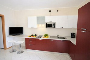 Fridge, microwave, stovetop, dishwasher - Residence Eden Magnolia 14, Argegno, Italy (Argegno)