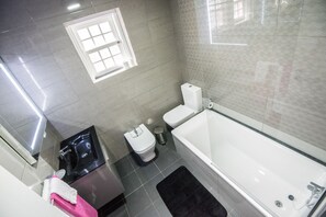 Duschwanne, Haartrockner, Bidet, Handtücher