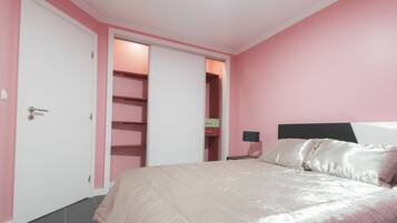 1 habitación, tabla de planchar con plancha y cuna de viaje