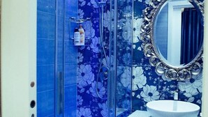 A bathroom with a shower, a sink, and a mirror. - Queen Suite (Vatican St. Peter's) (Roma)