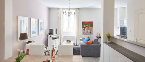 Télévision à écran plat, lecteur de DVD