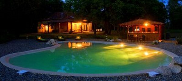 حمّام سباحة مُدفَّأ