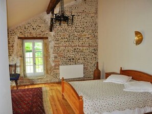 6 slaapkamers, een strijkplank/strijkijzer, wifi, beddengoed