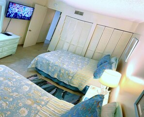 2 多间卧室、办公桌、熨斗/熨衣板、旅行婴儿床