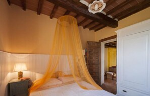 3 bedrooms, desk, iron/ironing board, free WiFi - Old farmhouse surrounded by olive groves, near the village, 5 places, floor1,with swimming pool (Monte San Savino)
