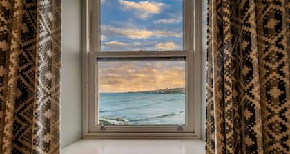 Frente al mar de lujo, sylish y funky casa para 10 personas con bañera de hidromasaje 4 dormitorios y 5 baños